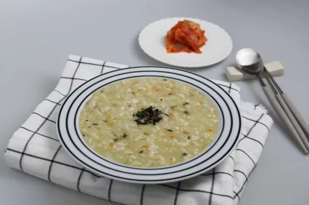 전복죽 끓이는법 찬밥으로 쉽고 진하게 만드는 비법 2 냄비에서 전복죽 저어주는 모습