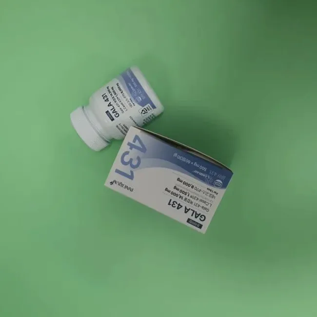 식사 후 영양제를 챙기는 아침 일상 이미지