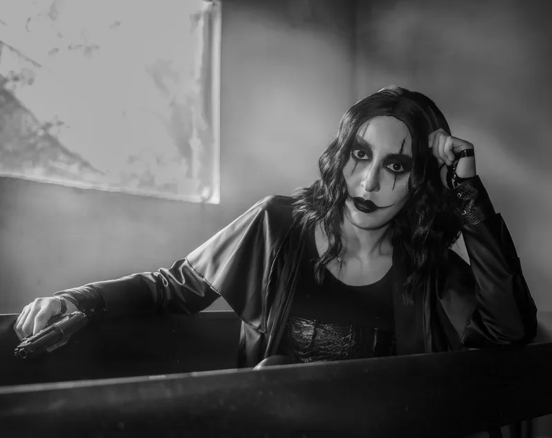 액션 스릴러 빌런 등장 분위기