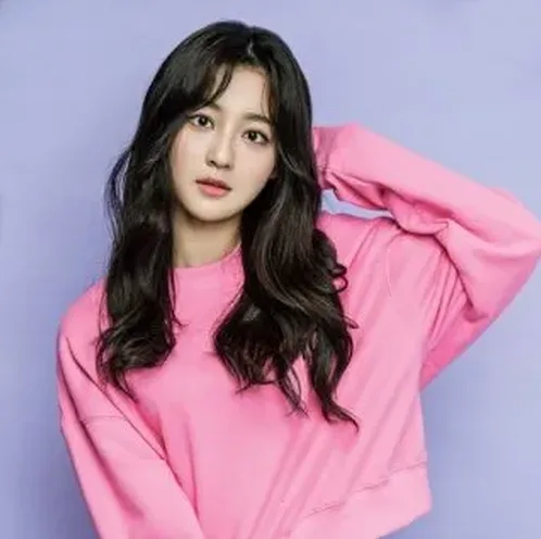 강렬한 눈빛의 배우 클로즈업