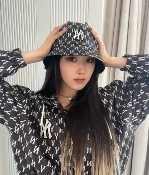 에스파 카리나 봄 패션 코디 공항룩부터 사복까지 정리 3 공항에서 보이는 시어 스커트 스타일