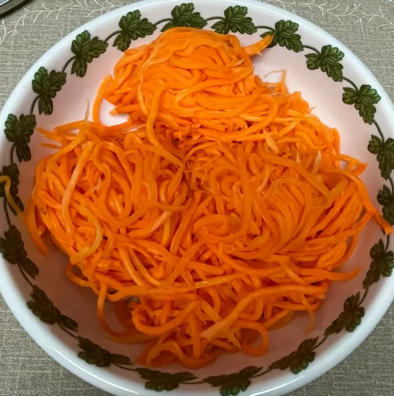 밀폐 용기에 담긴 당근라페