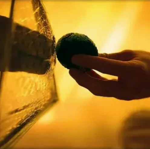 외계 존재 로키를 연상시키는 콘셉트 이미지