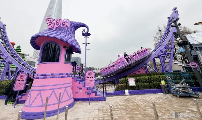 놀이기구 대기줄과 안내 표지