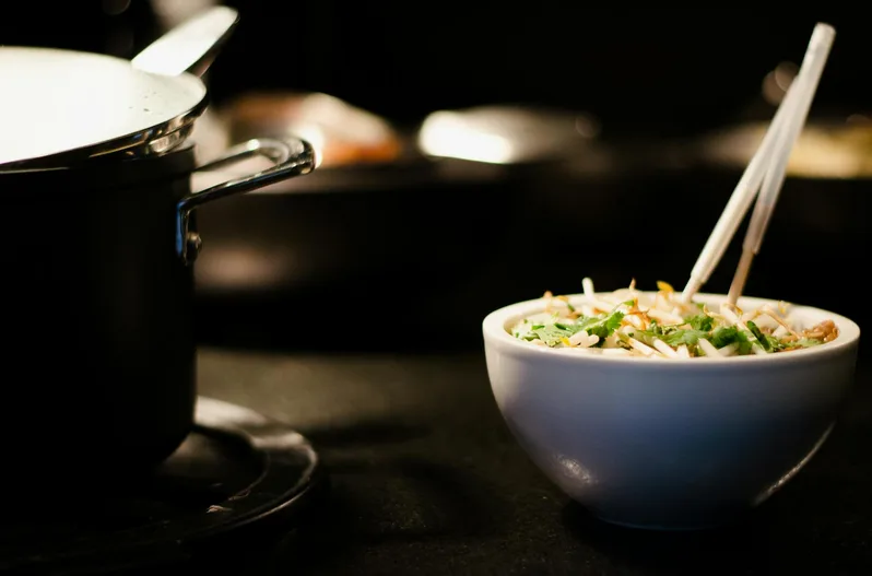 멸치와 채소를 넣고 끓이는 육수 냄비