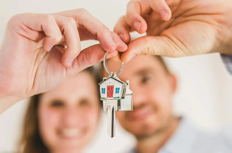 아파트 열쇠 인도 장면