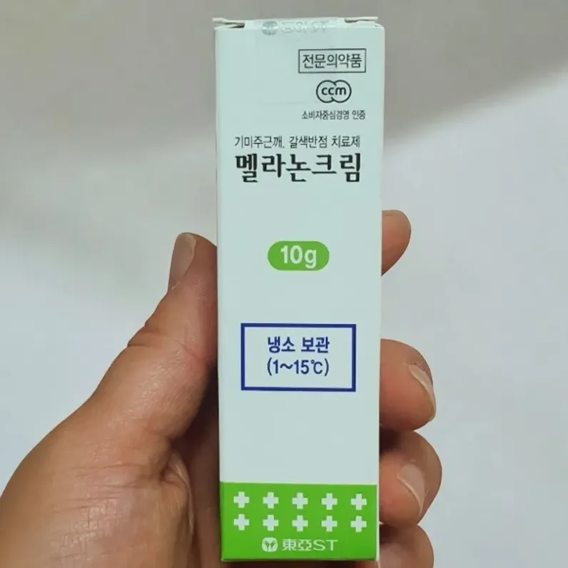 밤에 소량 바르는 모습