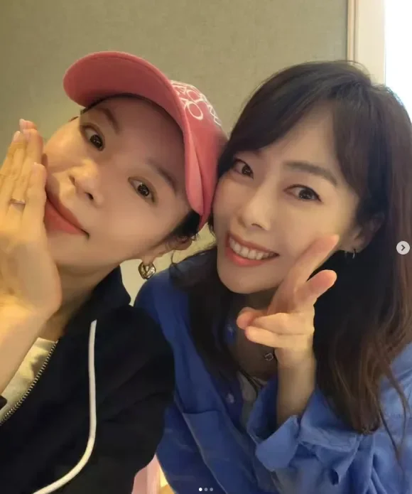 무대 위 알앤비 가수