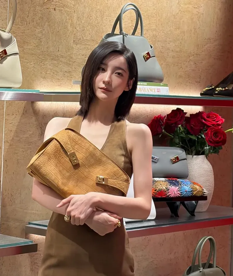 단발 변신이 돋보이는 배우 분위기