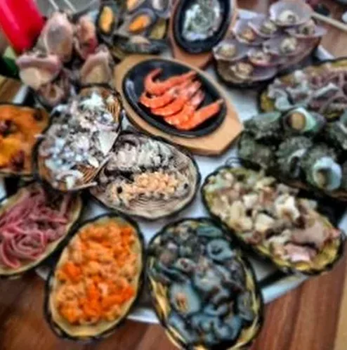 해삼과 전복이 담긴 해산물 모둠