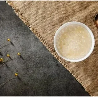 초기 이유식 그릇과 작은 숟가락