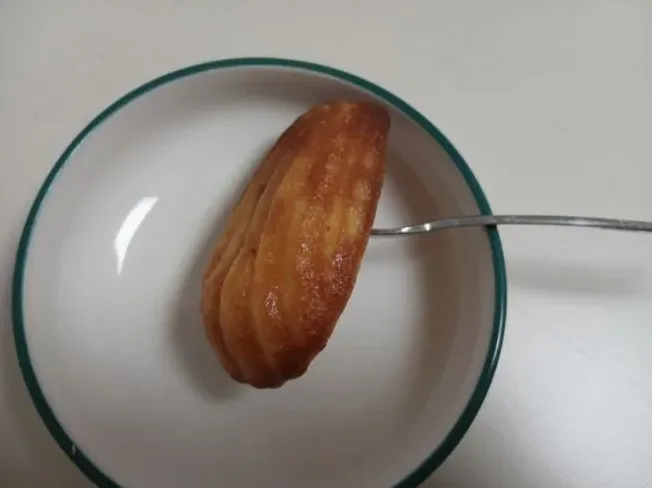 베이커리 가격표를 보는 모습