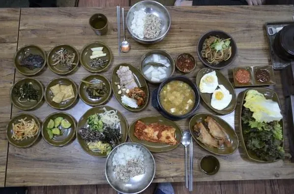 푸짐한 한식 반찬 구성
