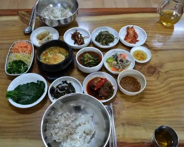 가족이 함께 식사하는 한식당