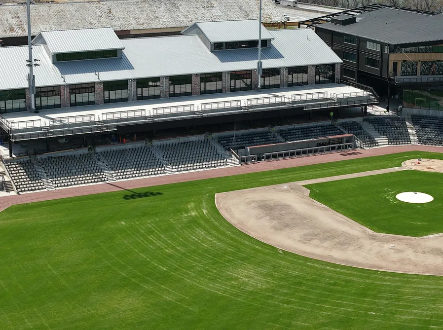 야구 중계석과 해설위원 분위기