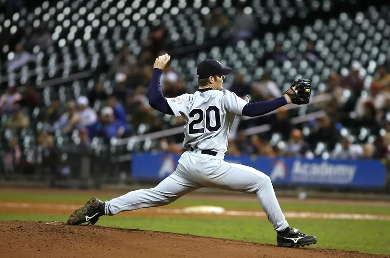 야구 팬이 휴대폰으로 소식을 확인하는 장면