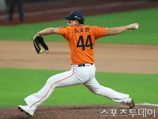 덕아웃에서 교체를 고민하는 감독과 코치