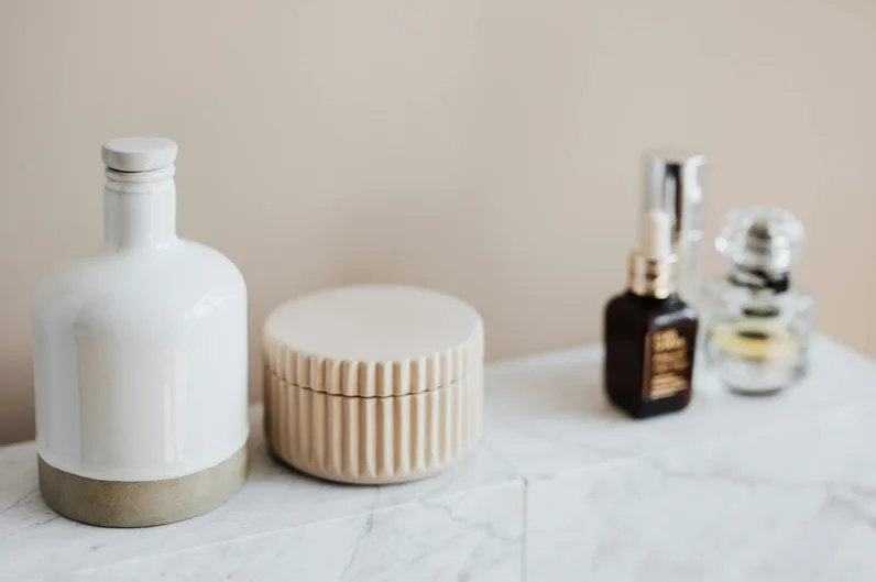 욕실 선반 위 위생 관리용품