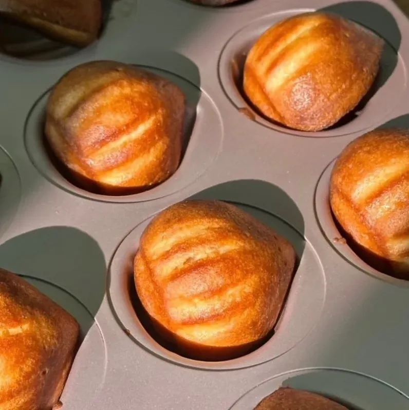 반죽을 섞는 모습