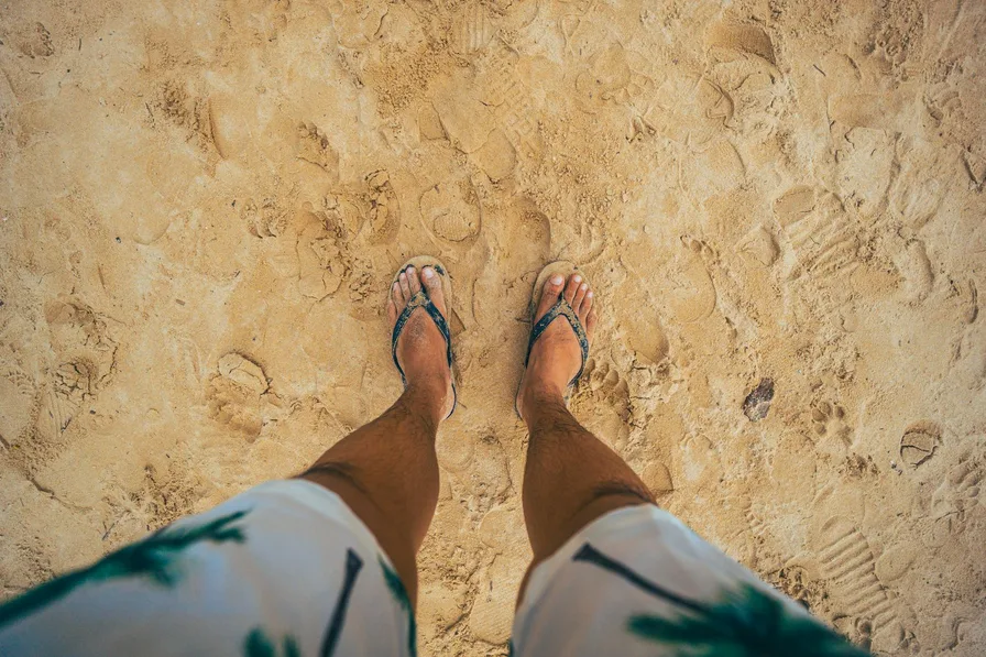 해변용 샌들과 여행용 가방