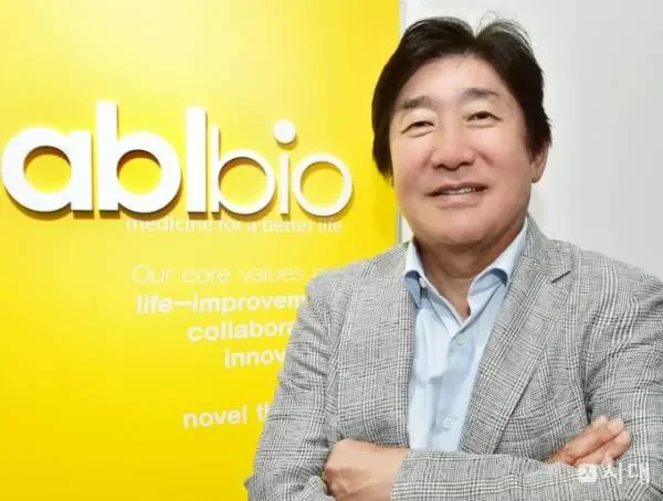 스마트폰으로 검색 화면을 보는 모습