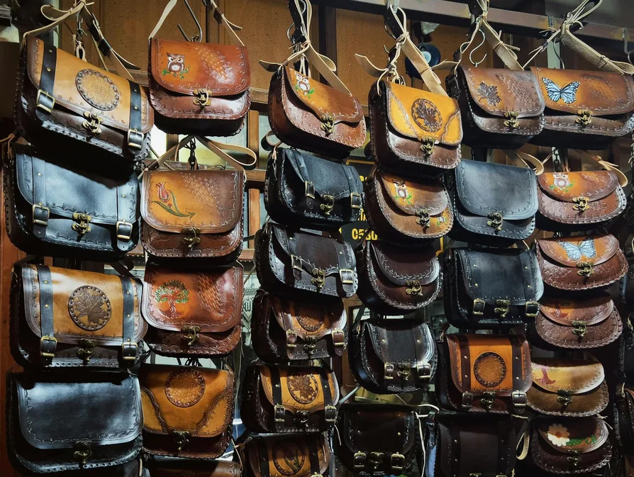 수지 고윤정 윤아 블랙백으로 완성하는 3가지 룩