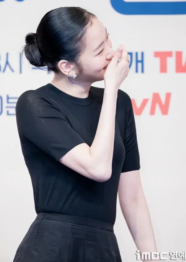 김고은 블랙 패션 화제 올블랙 스타일링 팁 분석 2 블랙 소재감이 살아있는 코디