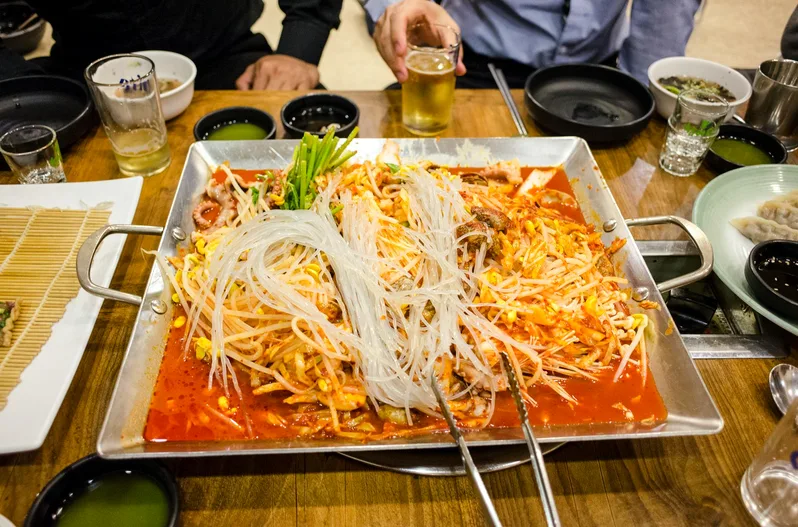 소면을 삶아 헹구는 장면