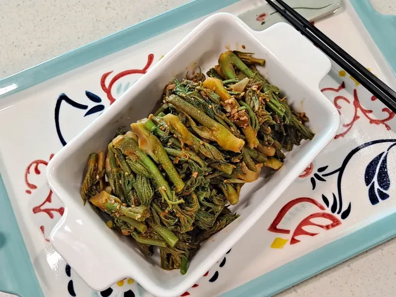 끓는 물에 두릅을 살짝 데치는 장면