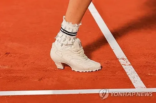 복싱 훈련 중인 선수와 복싱화