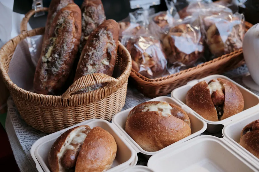 쇼케이스에 진열된 다양한 빵들