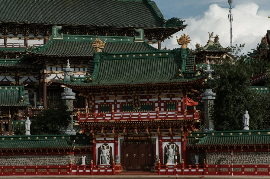 사찰 정원과 봄 풍경