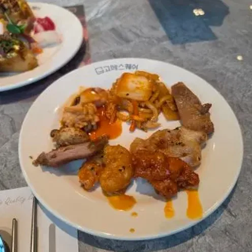 가족 모임용 뷔페 식탁 분위기