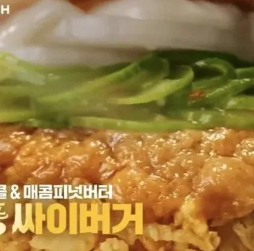 맘스터치 매직풍 싸이버거 후기 가격과 맛 포인트 정리 6 음료와 함께 놓인 버거 한 끼