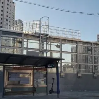 버스정류장에서 출근을 기다리는 모습