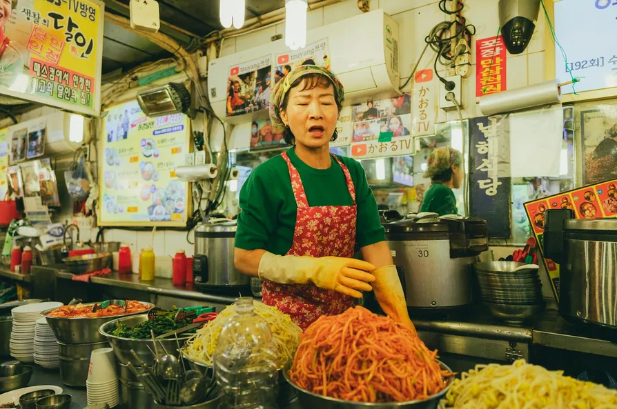붐비는 노포 식당 내부