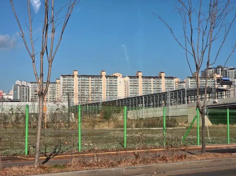 내비게이션을 보며 달리는 운전자