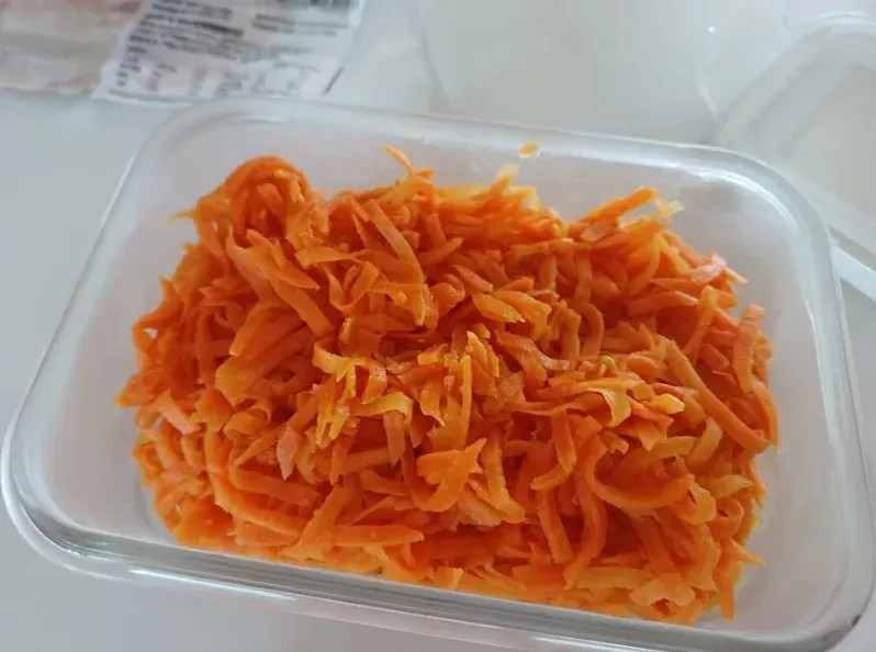 도마 위에서 당근을 채 써는 모습