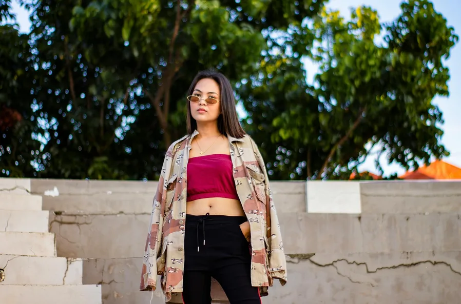 숏컷으로 더 또렷해진 김희애의 선택 4 연예인 스트릿 스타일 사진 예시