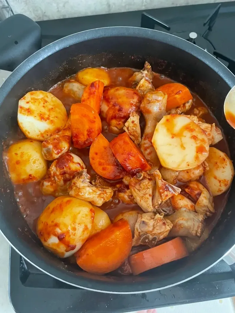 닭을 손질하고 있는 주방 준비 장면