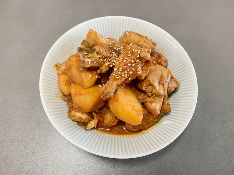 밥과 함께 차려진 닭볶음탕 상차림