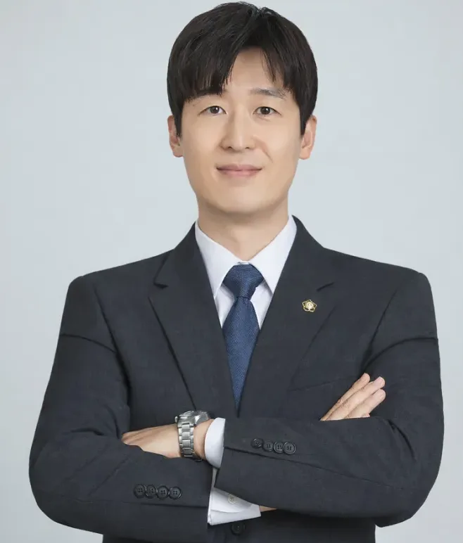 자녀 명의 계좌와 증여자금 이미지를 떠올리게 하는 장면