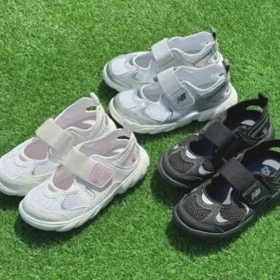 실내에서 운동화 신어보는 장면