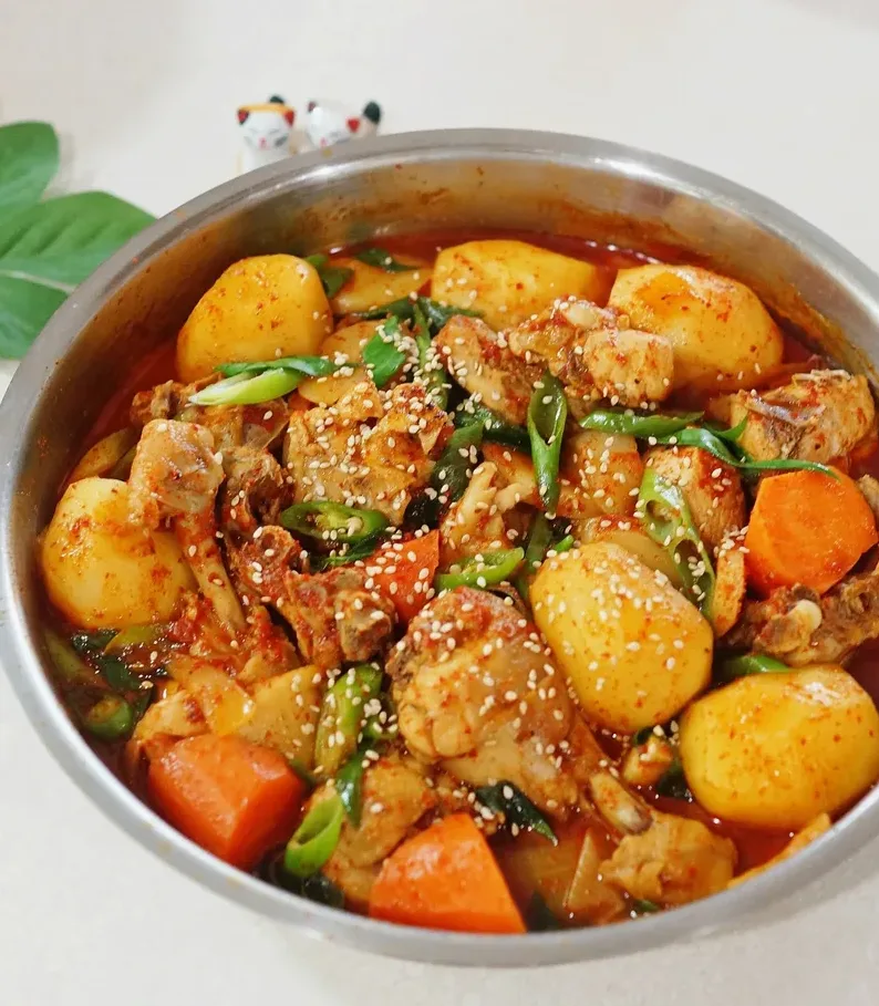 썰어둔 감자와 양파를 한쪽에 담아둔 모습