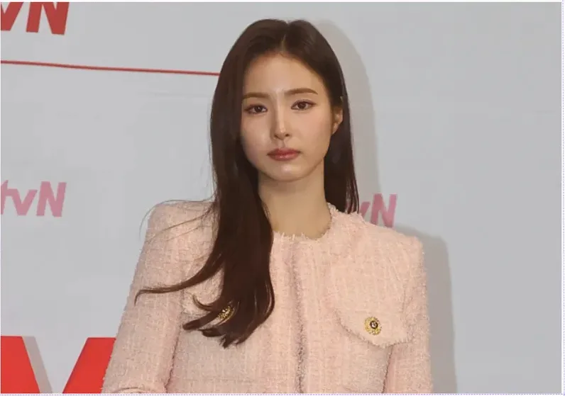 선택의 순간을 보여주는 긴장감 있는 장면