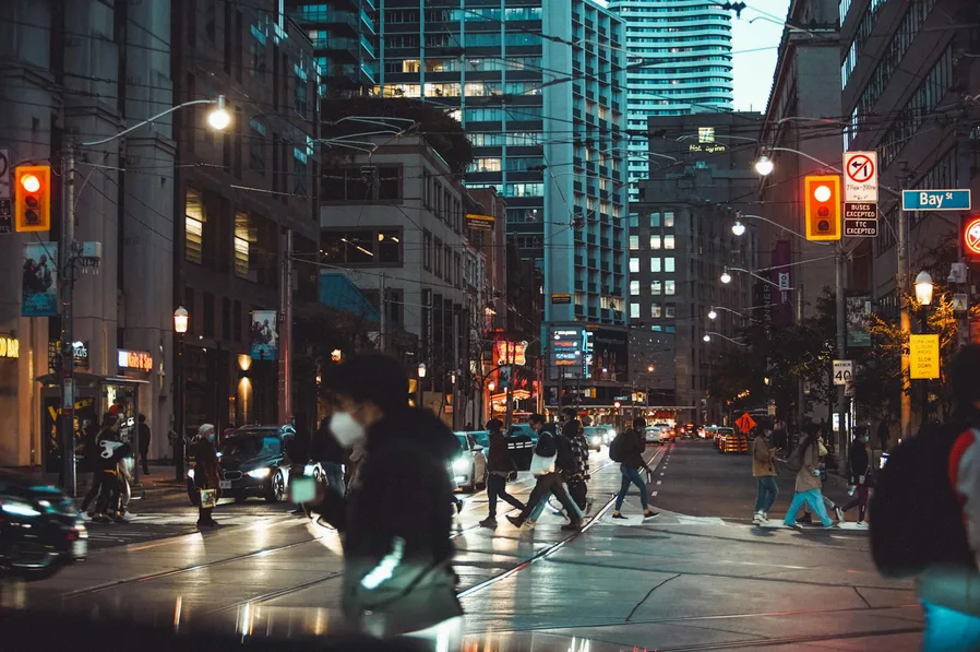 양재천 벚꽃 등축제 야간 라이트업 산책 코스 11 밤에 걷는 사람들 군중 풍경