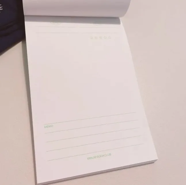 고전 문학책이 꽂힌 책장