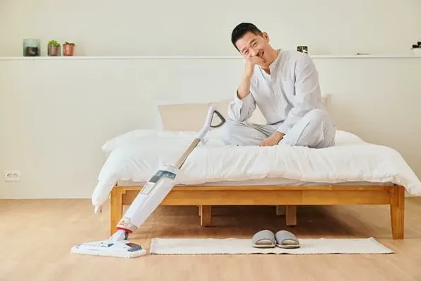 주방 바닥을 스팀으로 청소하는 모습