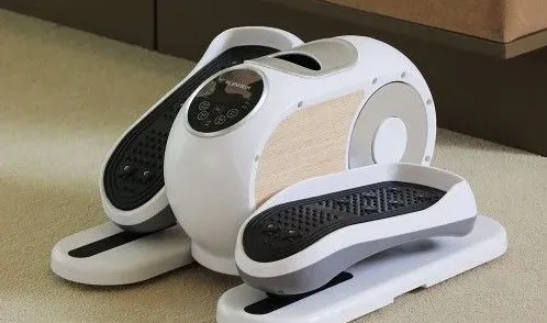 주방 바닥을 스팀청소하는 장면