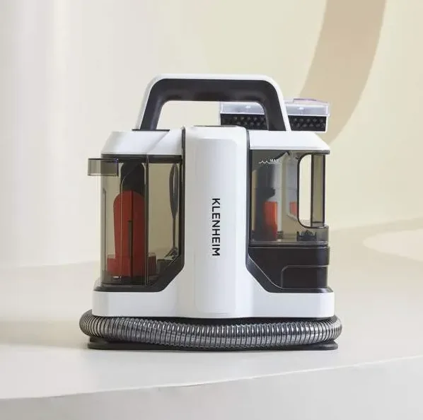 가구 틈새를 청소하는 장면